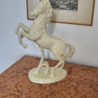 Cavallo rampante in ceramica