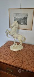 Cavallo rampante in ceramica