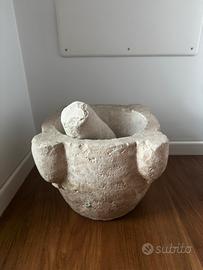 Antico mortaio in pietra con pestello