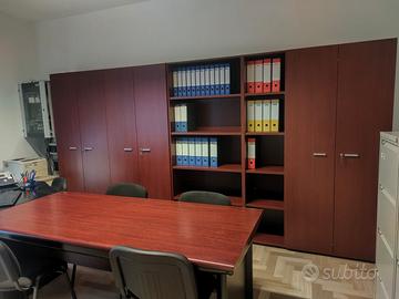 Scrivania e armadio per ufficio