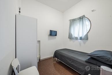 Singola per ragazza, tutto incluso, METRO 150 mt