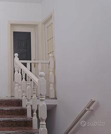 Ringhiera scale + corrimano in legno bianco 