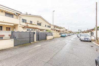 VILLA A SCHIERA A ROMA