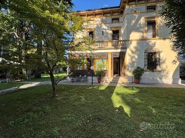 Villa di 479 m² con più di 5 locali e box auto dop
