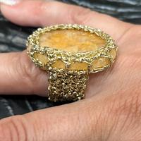 Anello in filo metallico e pietra