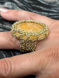 Anello in filo metallico e pietra