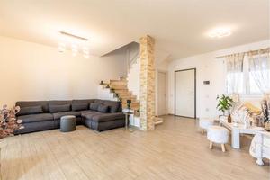 Villa di recente costruzione con giardino