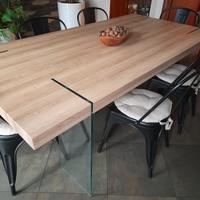 tavolo laminato con gambe in vetro