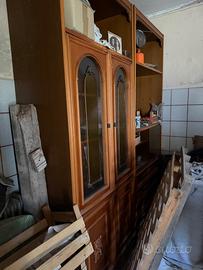 Vecchia credenza di legno