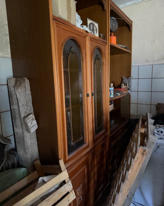 Vecchia credenza di legno