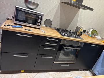Cucina modulare Ikea con elettrodomestici