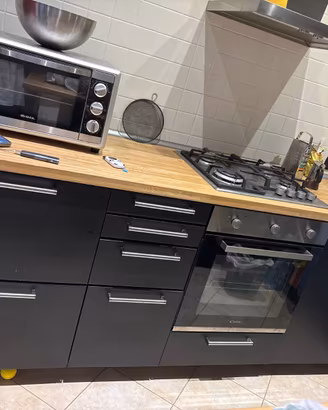 Cucina modulare Ikea con elettrodomestici