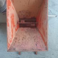 Pigiatrice tradizionale per uva