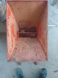 Pigiatrice tradizionale per uva