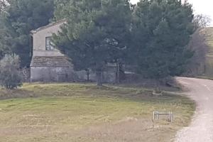 Rudere e terreni agricoli a San lorenzo (PU)