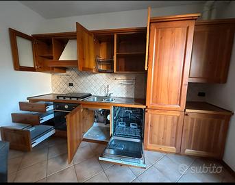 cucina completa di elettrodomestici come da foto