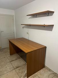 scrivania con mensole