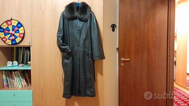 Cappotto in pelle con interno e collo in pelliccia