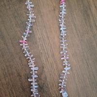 Collanina con piccole pietre.