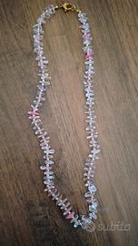 Collanina con piccole pietre.