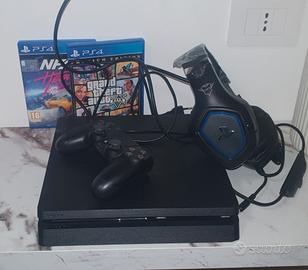Ps4 slim completa di giochi e cartone originale.