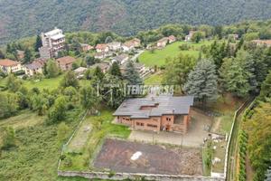 VILLA SIGNORILE LIBERA SU QUATTRO LATI CON PARCO