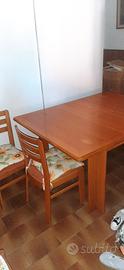 tavolo allungabile  in legno con sedie