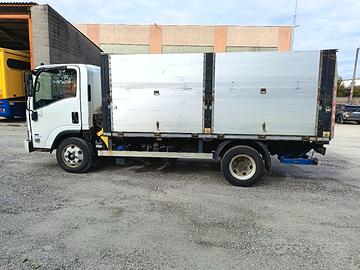 Isuzu 75 qli con sponda caricatrice battente 
