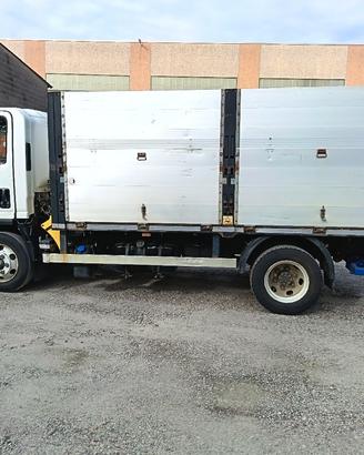 Isuzu 75 qli con sponda caricatrice battente 