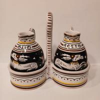Set per olio e aceto. In ceramica dipinta Senese