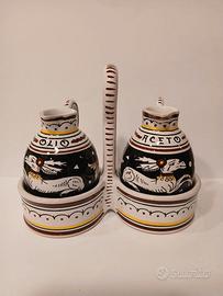 Set per olio e aceto. In ceramica dipinta Senese