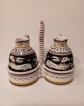 Set per olio e aceto. In ceramica dipinta Senese