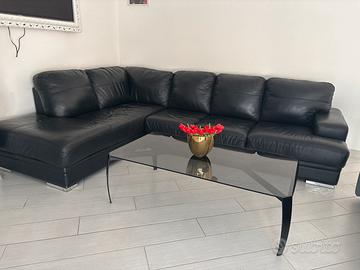 Divano in pelle nero con tavolino nero in vetro