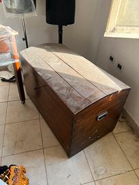 Baule antico in legno massello
