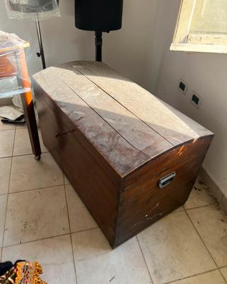 Baule antico in legno massello