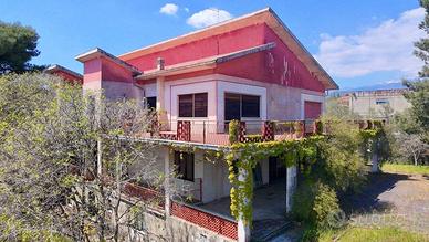 Villa di 660 m² con più di 5 locali e box auto a P