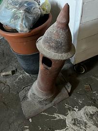Antico comignolo con tegola