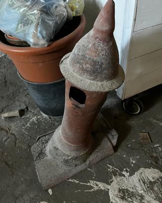 Antico comignolo con tegola