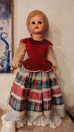 bambola in plastica dura 