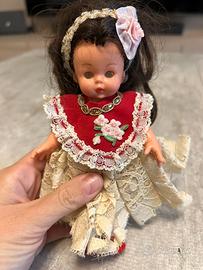 Bambola in plastica rivestita interamente a mano