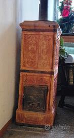 Stufa in cotto con una portina