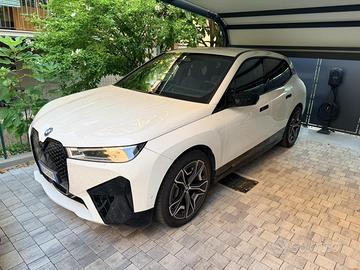 BMW iX (i20) Pacchetto Sportivo