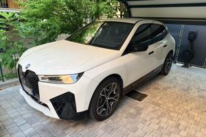 BMW iX (i20) Pacchetto Sportivo
