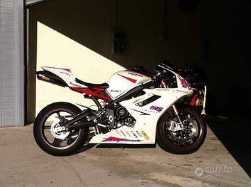 Triumph Daytona 675:  cerchi, carene, serbatoio