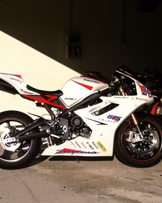 Triumph Daytona 675:  cerchi, carene, serbatoio