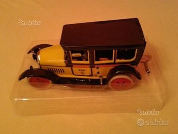 Taxi di latta con chiave paja