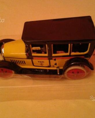 Taxi di latta con chiave paja