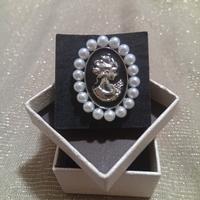 Spilla cammeo stile vintage elegante e raffinata 