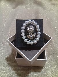 Spilla cammeo stile vintage elegante e raffinata 