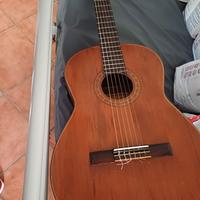 Chitarra classica con custodia 